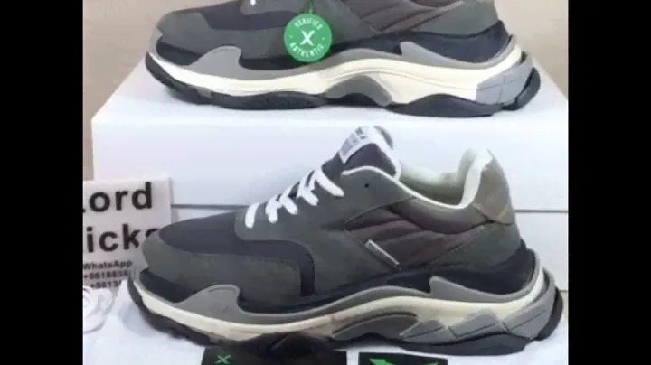 Balenciaga triple S grey
